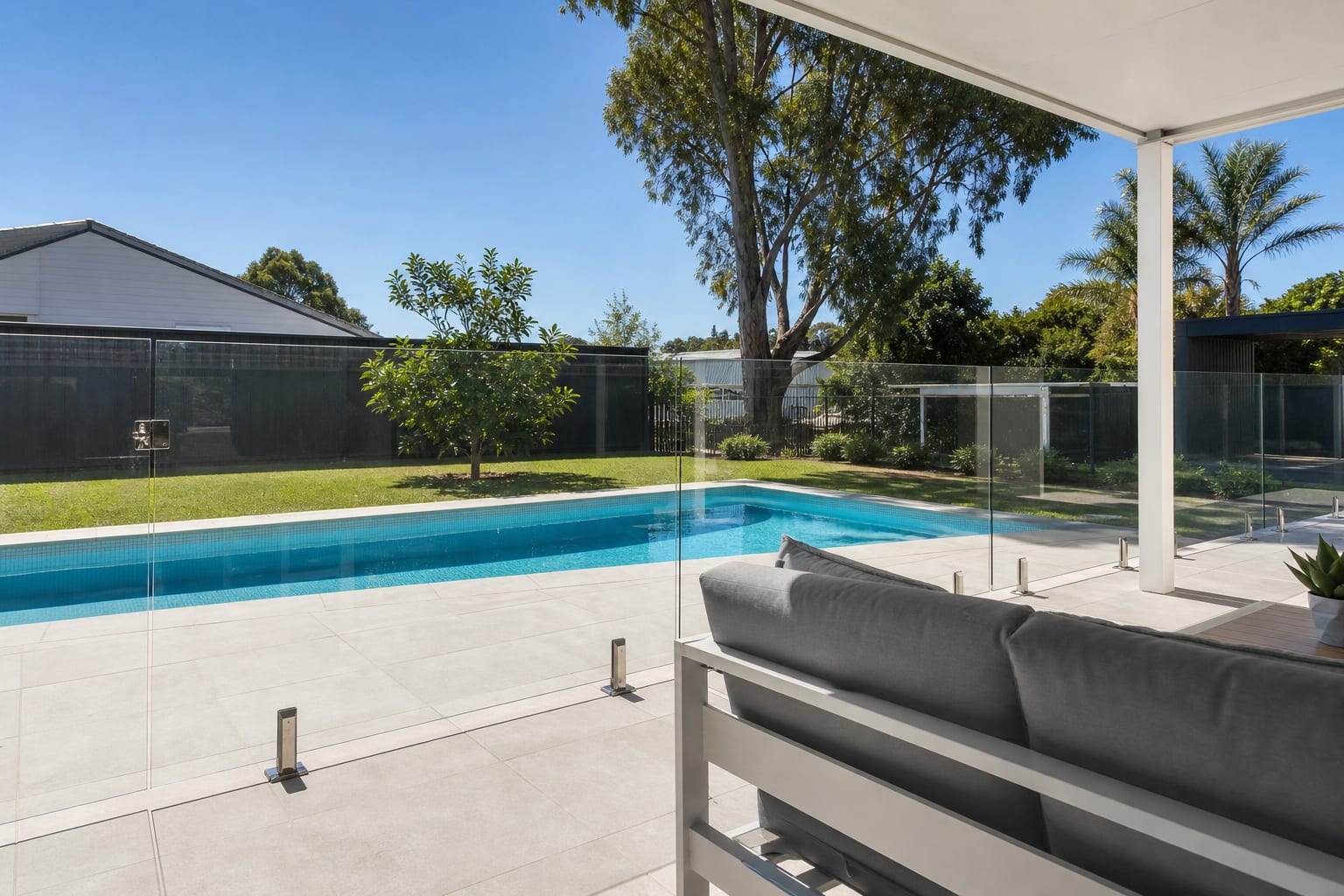 Pool-side glass balustrade